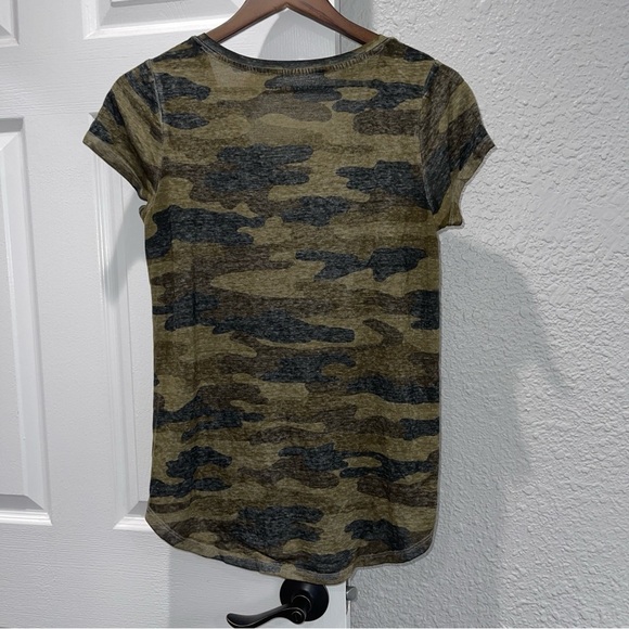 Lucky Brand Camo Shirt M Short Sleeve V-Neck Green Black - Picture 3 of 3